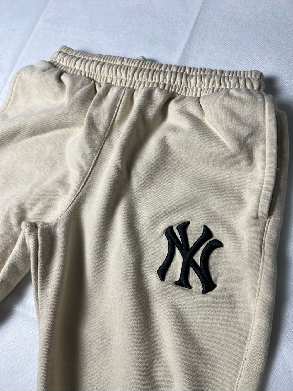 Genuine Merchandise Jogger Sweatpants with Black NY Yankees Logo - Picture 4 of 8